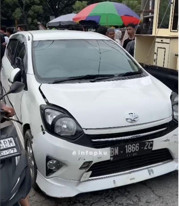 Toyota Agya yang dipakai ODGJ melawan arus dan tabrak mobil lain di Pekanbaru Riau