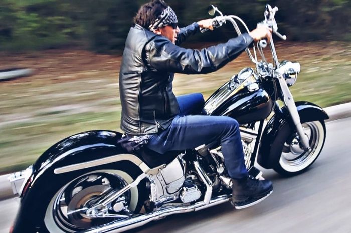 Aktor pemeran Ranger Hijau dan Putih di serial Power Rangers, Jason David Frank doyan riding pakai Harley-Davidson Softail nih.