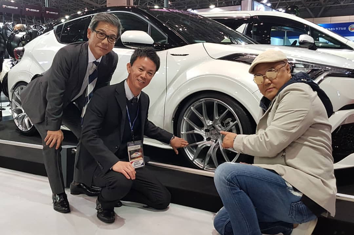 Wibowo Santosa (kana), owner Permaisuri Ban, bersama petinggi Rays di Tokyo Auto Salon 2018