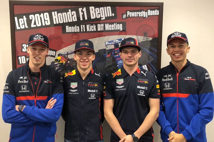 Pembalap Red Bull dari kiri ke kanan: Daniil Kvyat, Pierre Gasly, Max Verstappen, Alex Albon