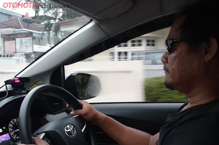 Ilustrasi mengemudi pakai kacamata hitam