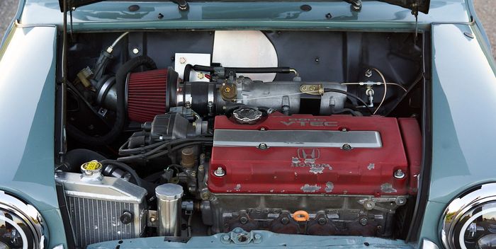 Mesin Honda B18C VTEC inline-four mengisi ruang mesin MINI Cooper