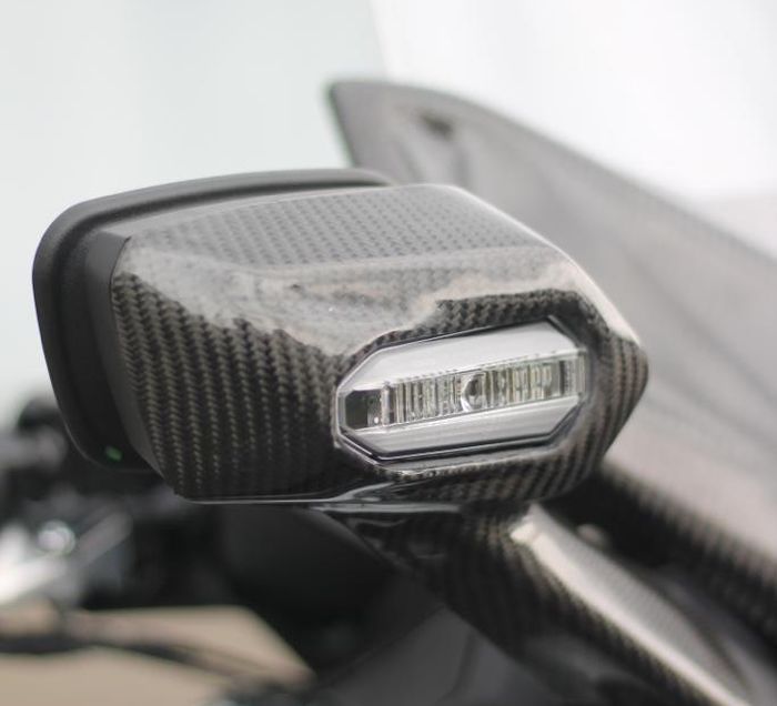 Part carbon di spion Honda Forza 250.