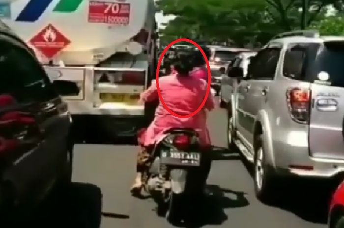Seorang ibu berkonde naik motor nggak pakai helm membayahakan dirinya dan juga pengguna jalan yang lain