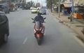 Terlalu Asyik Main Handphone, Pengendara Motor Ini Rasakan Akibatnya