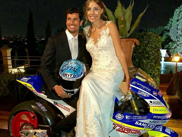 Simone Corsi bersama pasangannya dengan helm KYT