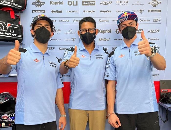 Sandiaga Uno bersama para pembalap Gresini Racing Ducati, Enea Bastianini (kiri) dan Fabio Di Giannantonio (kanan)