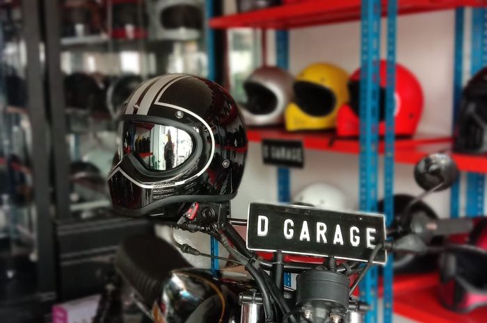 Pilihan helm retro di bengkel D Garage Custom.