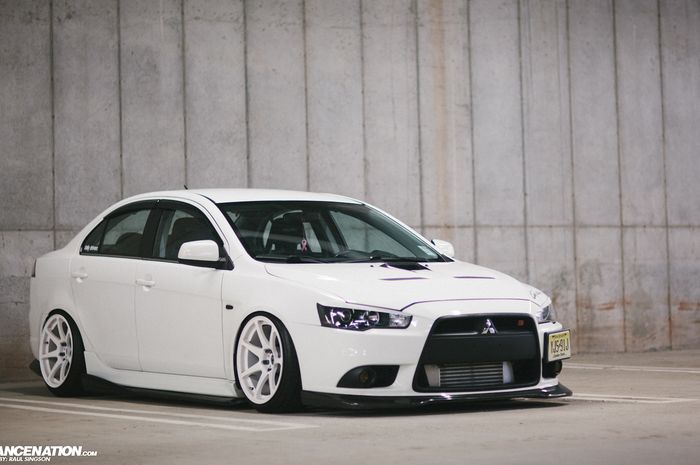 Tampilan depan modifikasi Mitsubishi Lancer Ralliart