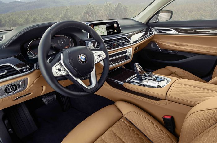 Interior BMW 7 Series 2019 terasa semakin mewah berkat material yang digunakan