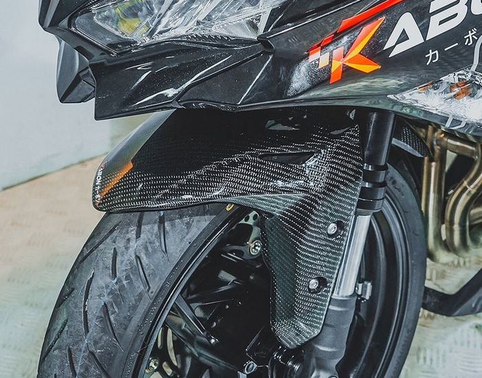 Sepakbor depan carbon kevlar dari Kabon Carbonparts untuk Ninja ZX-25R.