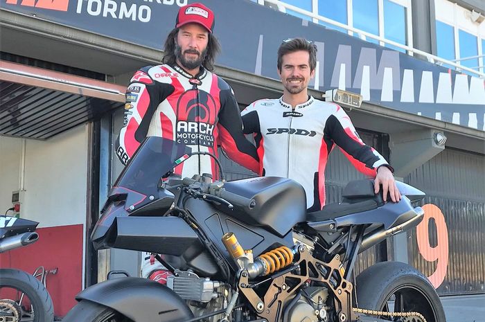 Aktor Hollywood, Keanu Reeves (kiri) jajal Vyrus 987 bareng Nico Terol (kanan) di sirkuit Valencia