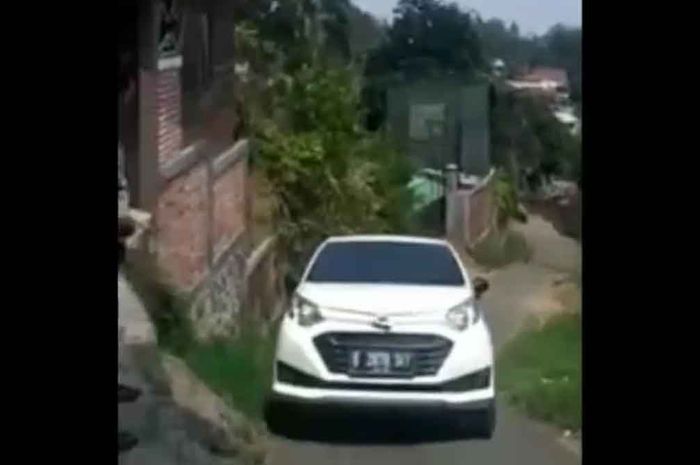 Detik-detik Daihatsu Sigra ngebul saat menanjak