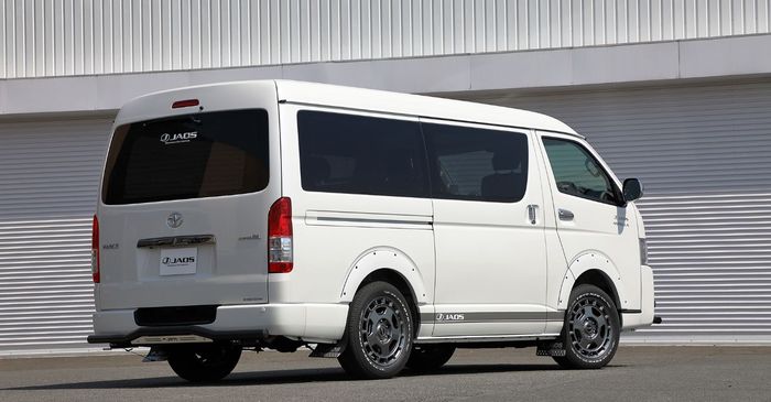 Tampilan belakang Toyota HiAce hasil garapan Jaos