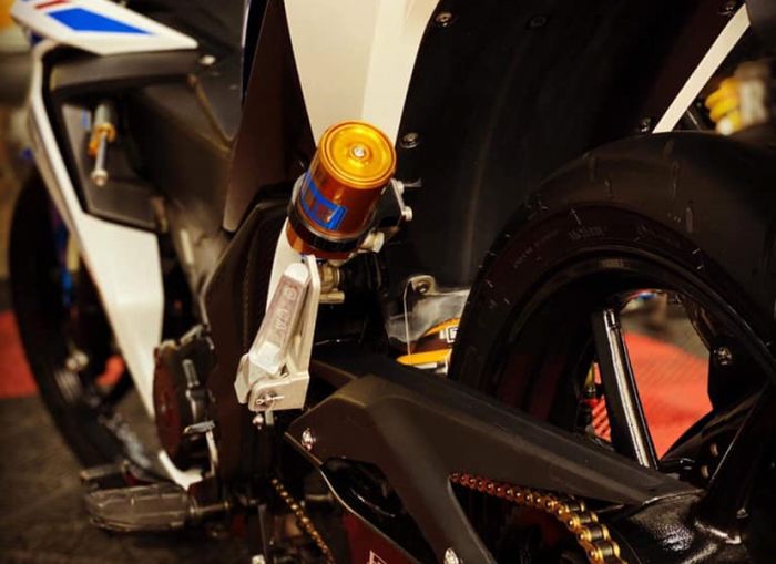 Suspensi belakang diganti dengan shock Ohlins