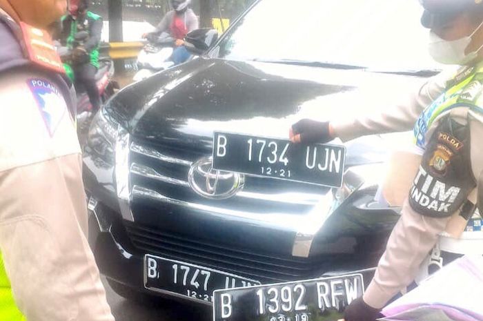 Mobil bawa tiga pelat nomor beda yang ditilang ternyata bukan mobil dinas Setmil Presiden