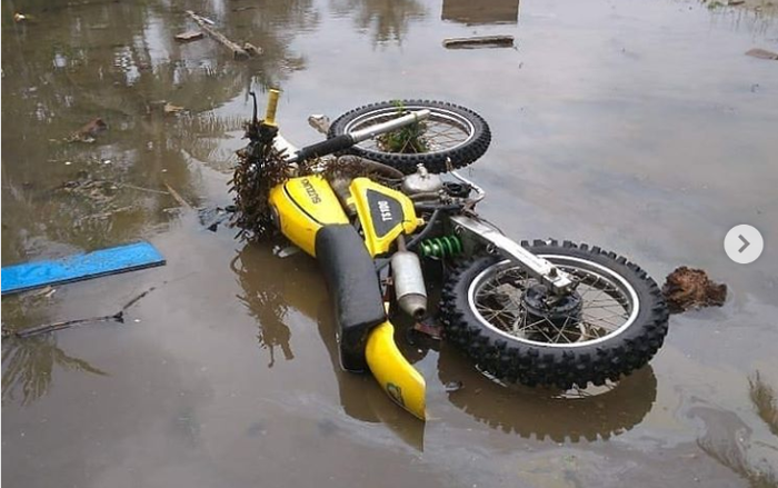 Suzuki TS berserakan menjadi korban Tsunami Banten