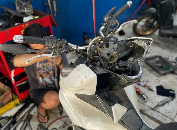 Tanpa alat khusus, ganti komstir Honda PCX 160 harus lepas semua body 