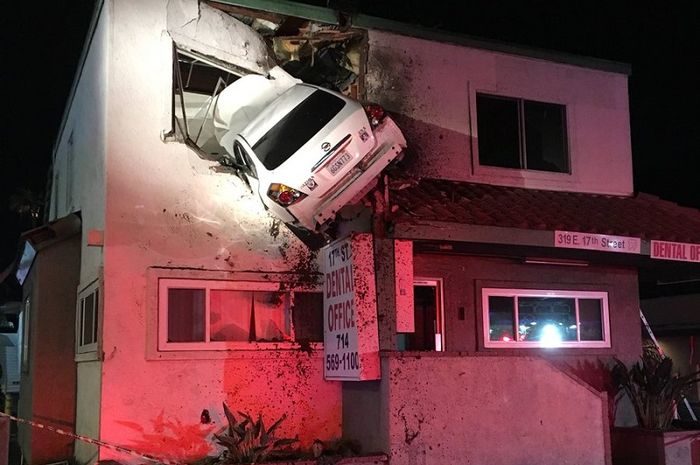 Mobil yang menancap di lantai 2 sebuah gedung