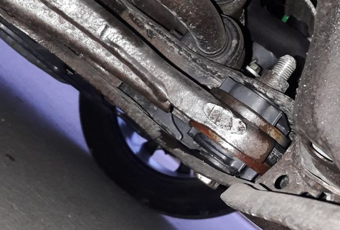 Jika bushing lower arm pecah, cukup ganti karet saja atau harus satu set?