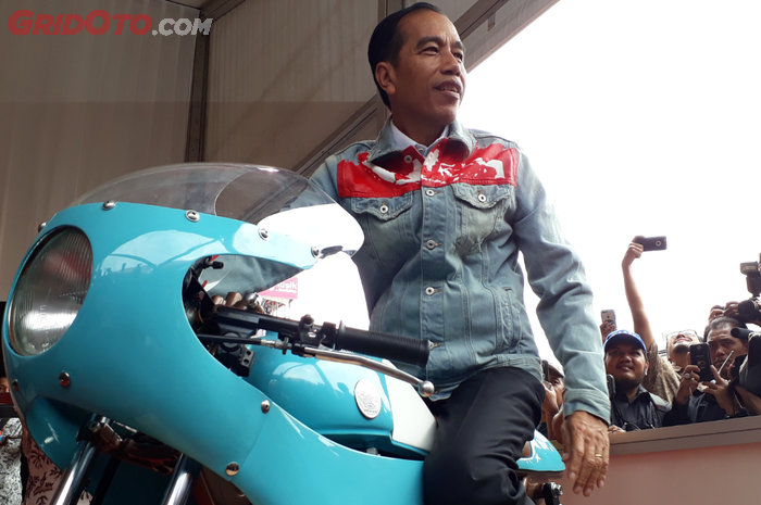 Presiden Joko Widodo atau akrab disapa Jokowi saat duduk di motor custom milik putra pertamanya