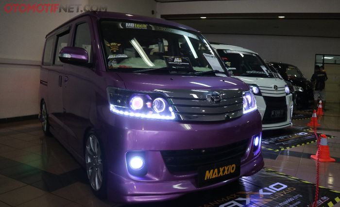 Gril dan bumper diambil dari Luxio tahun 2012. Foglamp dikasih ring lampu biar centil.  