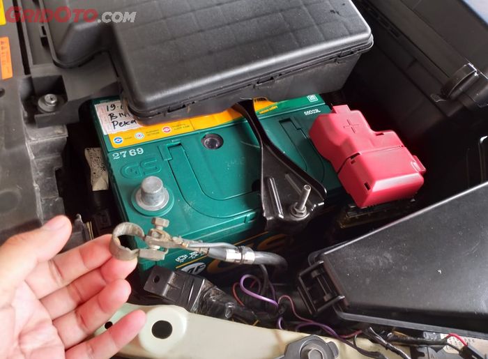 Perhatikan kekencangan baut kabel yang terpasang di terminal aki mobil.