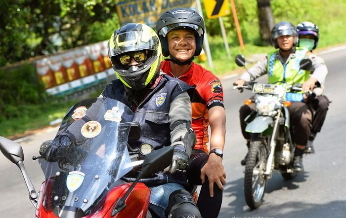 Anggota MARS memboncengi Ganjar Pranowo, Gubernur Jawa Tengah saat menjadi marshall di acara Tour de
