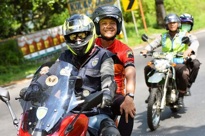 Anggota MARS memboncengi Ganjar Pranowo, Gubernur Jawa Tengah saat menjadi marshall di acara Tour de