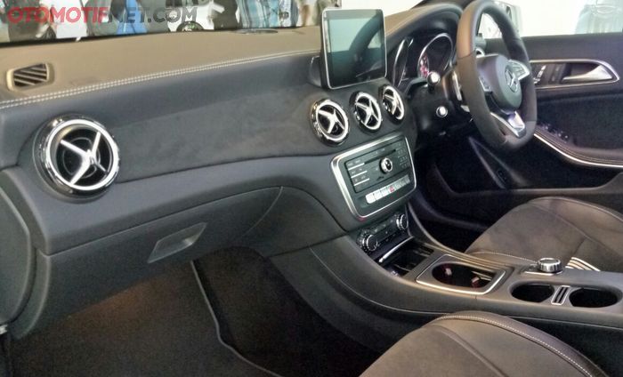 Dasbor Mercedes-Benz GLA 200 AMG Edition 500 sudah mendapat sentuhan alcantara
