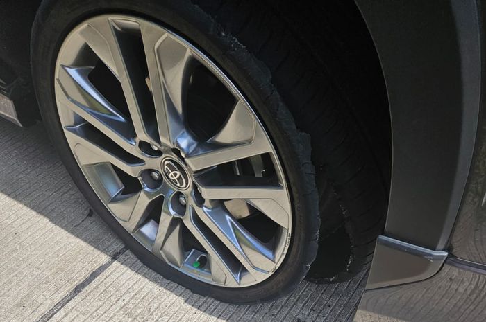 Kondisi ban Dunlop pecah di Tol saat kecepatan 120 km/jam