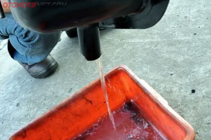 Ilustrasi menguras isi tangki bahan bakar yang tercampur air dan kotoran