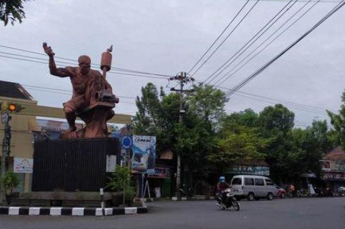 Ikon patung knalpot yang khas dari Purbalingga, Jawa Tengah.