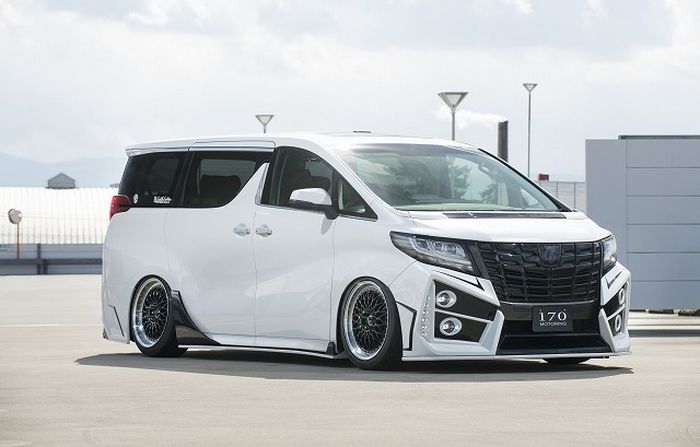 Tampilan depan modifikasi Toyotal Alphard besutan Sixth Sense