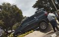 Pengemudi Hilang Kendali, Toyota Fortuner 'Terbang' dan Nyangkut di Bundaran