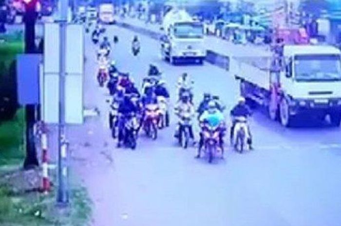 Kecelakaan maut Truk Hantam beberapa motor di Vietnam