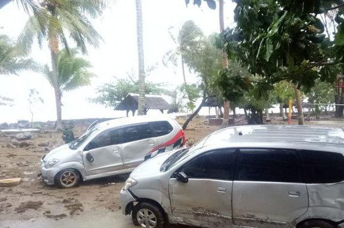 Dua Avanza atau Xenia terdampar pasca Tsunami Banten dan Lampung