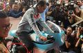 Mantap, Begini Nih Gaya Presiden Jokowi Naik Motor Cafe Racer