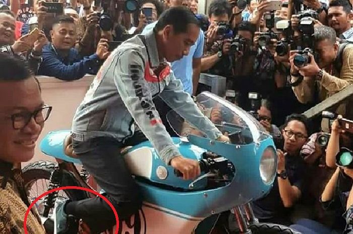 Presiden Jokowi memakai sneaker karya anak bangsa di pameran Otomotif, Kemayoran, (19/04/2018)