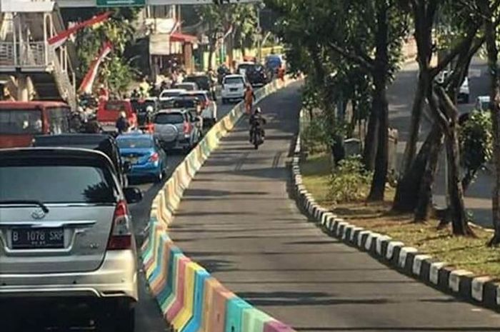 Separator jalan dibuat warna-warni untuk menyambut Asian Games 2018(Facebook)