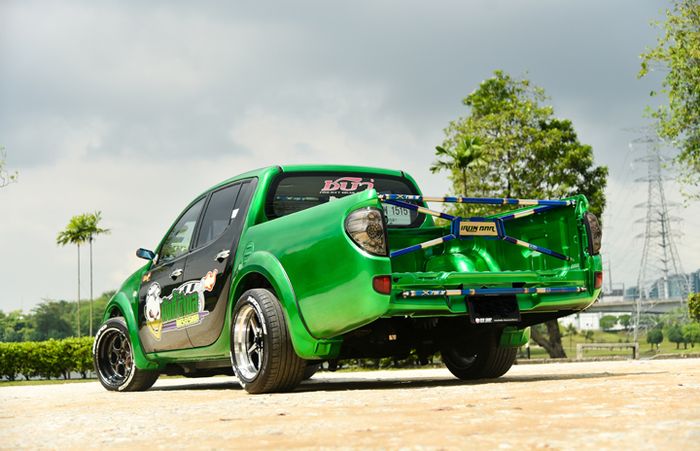 Tampilan belakang modifikasi Mitsubishi Triton lawas bergaya racing