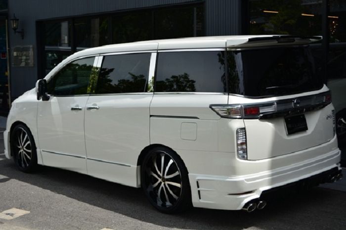 Tampilan samping modifikasi Nissan Elgrand dari Mz Speed