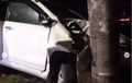 Toyota Avanza Ringsek Hajar Tiang, Satu Pria Pingsan, Netizen : Orang Mabok!