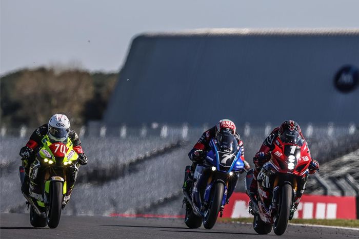 Sylvain Guintoli (#1) saat mendapat giliran dan bersaing ketat dengan pembalap tim Yamaha (#7) di balap ketahanan 24 Hours of Le Mans 2022