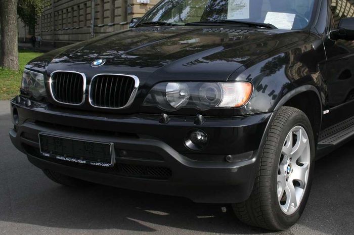 Headlamp BMW biasanya sudah mulai menguning karena termakan usia