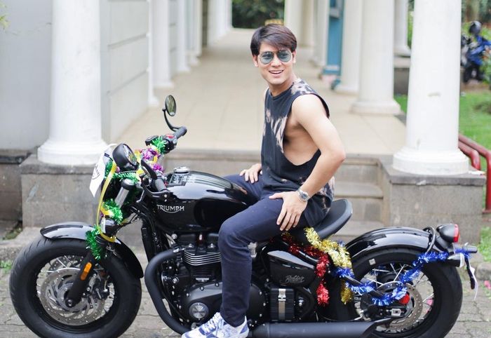 Rizky Billar ketika berpose di atas Triumph Bonnevile Bobber Black pemberian Lesty Kejora.