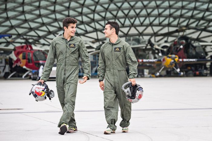 Marc Marquez dan Dani Pedrosa berpakaian seperti pilot pesawat