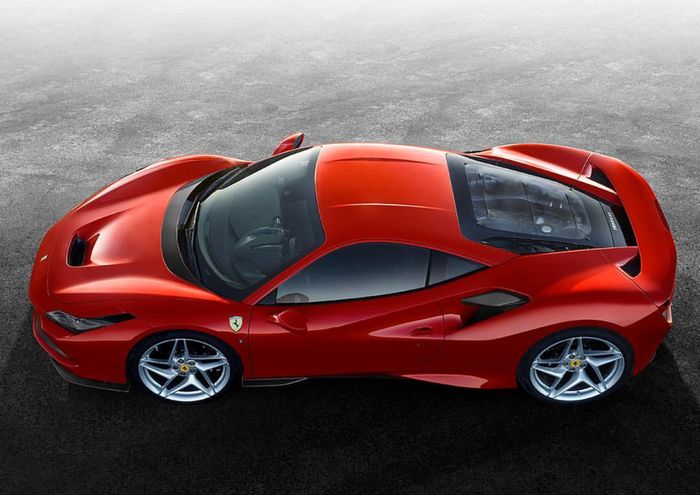 Desain samping Ferrari F8 Tributo mirip dengan 488 GTB