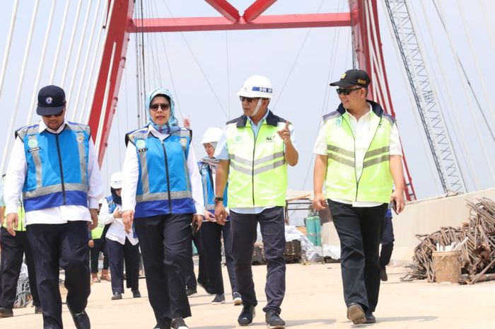 Desi Arryani melakukan kunjungan kerja ke Jalan Tol Batang-Semarang bersama dengan Kepala Badan Peng