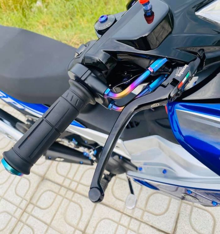 Jupiter MX ini juga pakai master rem Brembo dan gas spontan Domino